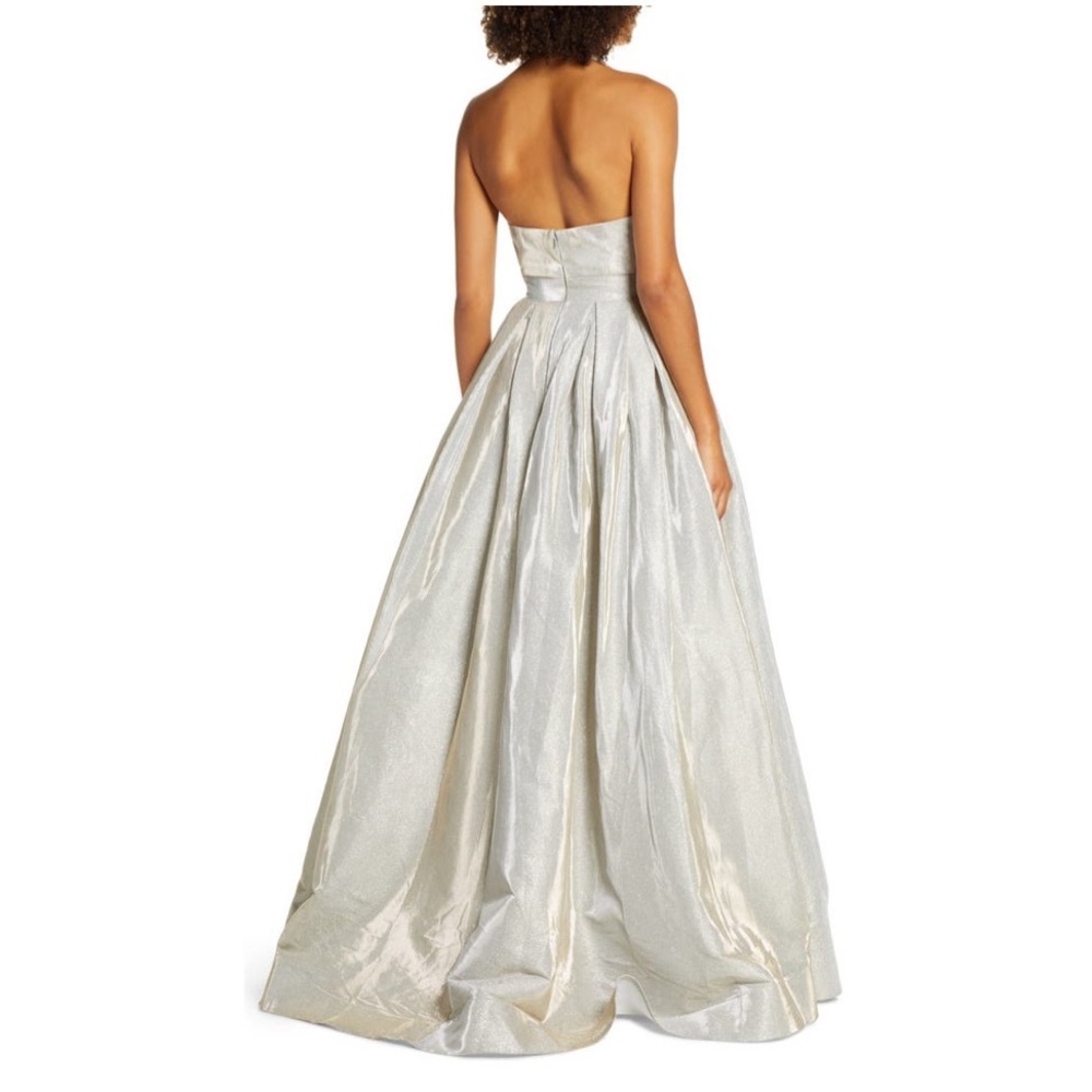 Mac Duggal Shimmering Halter Neck Ballgown
IEENA FOR MAC DUGGAL